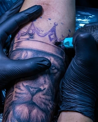 Com fer un tatuatge amb agulla de tatuatge