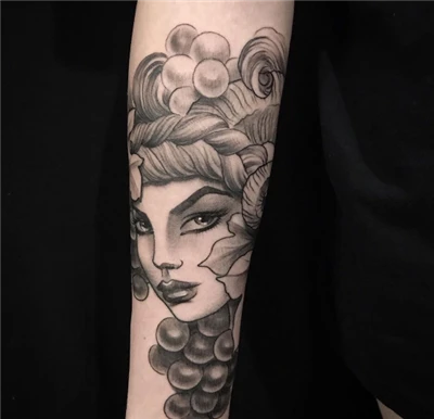 dona per al tatuatge