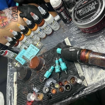 Els estudis de tatuatges informen de la demanda creixent entre els clients mé...