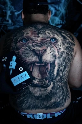 La ciència darrere del dolor del tatuatge